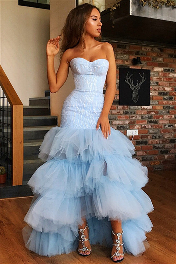Vestido de fiesta de sirena de tul azul cielo con corte asimétrico y sin tirantes