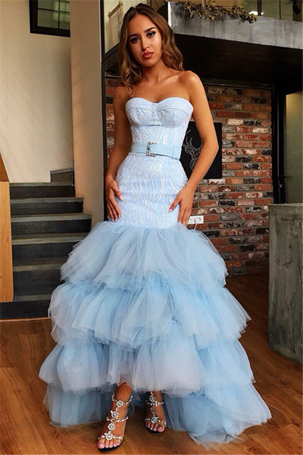 Vestido de fiesta de sirena de tul azul cielo con corte asimétrico y sin tirantes