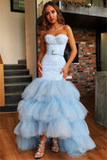 Vestido de fiesta de sirena de tul azul cielo con corte asimétrico y sin tirantes