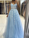 Vestidos de graduación largos de corte A, color azul celeste, con tirantes, tul, encaje floral y espalda descubierta.