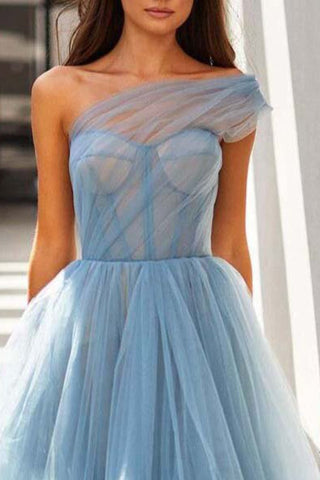 Robe de bal en tulle bleu ciel, longueur thé, asymétrique.