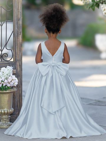 Robe sans manches en satin ornée de perles et d'un nœud, avec encolure perlée et détail de nœud. 