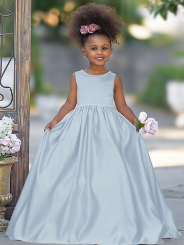 Robe sans manches en satin ornée de perles et d'un nœud, avec encolure perlée et détail de nœud. 