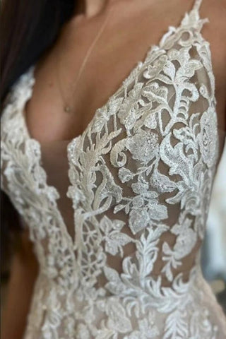 Vestido de novia sin mangas, corte en A, largo hasta el suelo y con tirantes finos