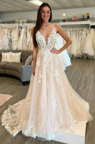 Vestido de novia sin mangas, corte en A, largo hasta el suelo y con tirantes finos