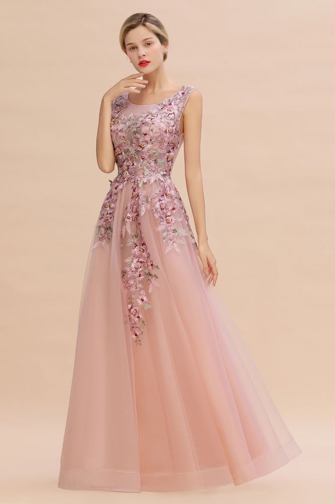Robe de soirée longue rose poudré sans manches, coupe trapèze, ornée d'appliqués de tulle et de dentelle.