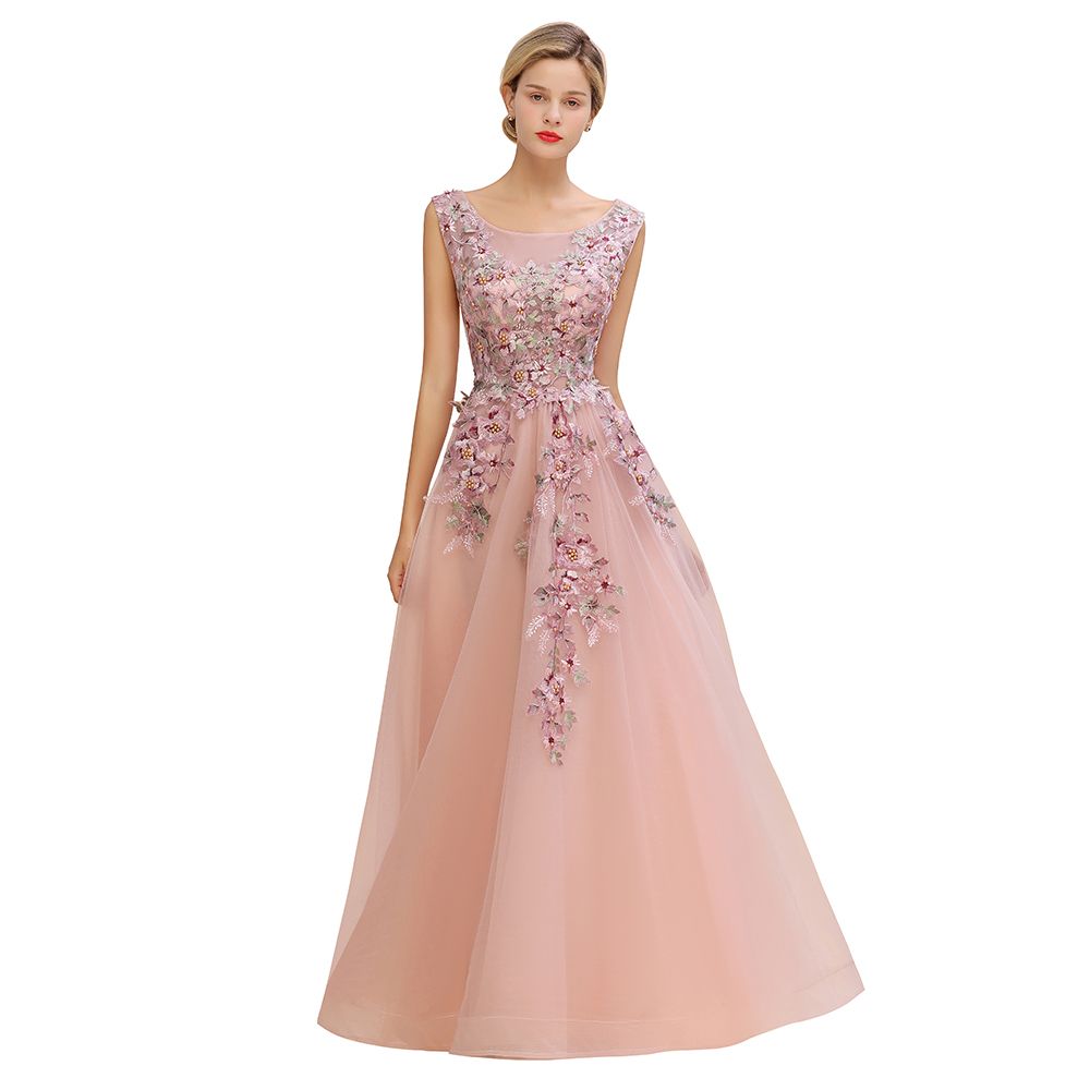 Robe de soirée longue rose poudré sans manches, coupe trapèze, ornée d'appliqués de tulle et de dentelle.