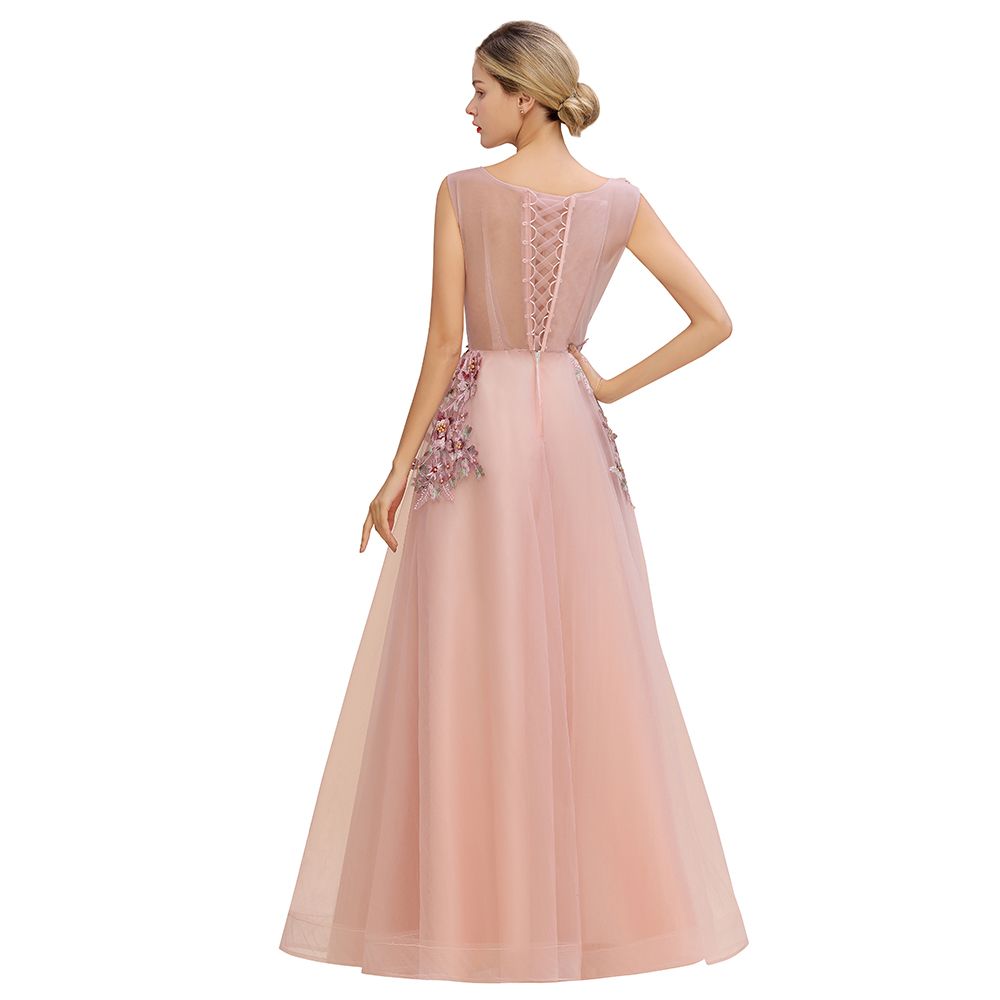 Robe de soirée longue rose poudré sans manches, coupe trapèze, ornée d'appliqués de tulle et de dentelle.