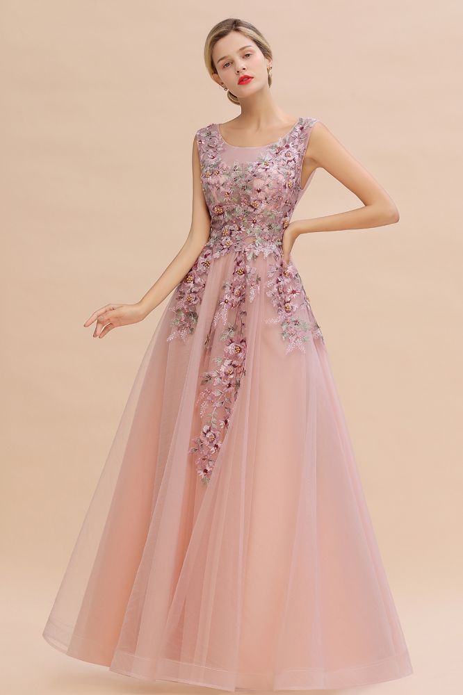 Robe de soirée longue rose poudré sans manches, coupe trapèze, ornée d'appliqués de tulle et de dentelle.
