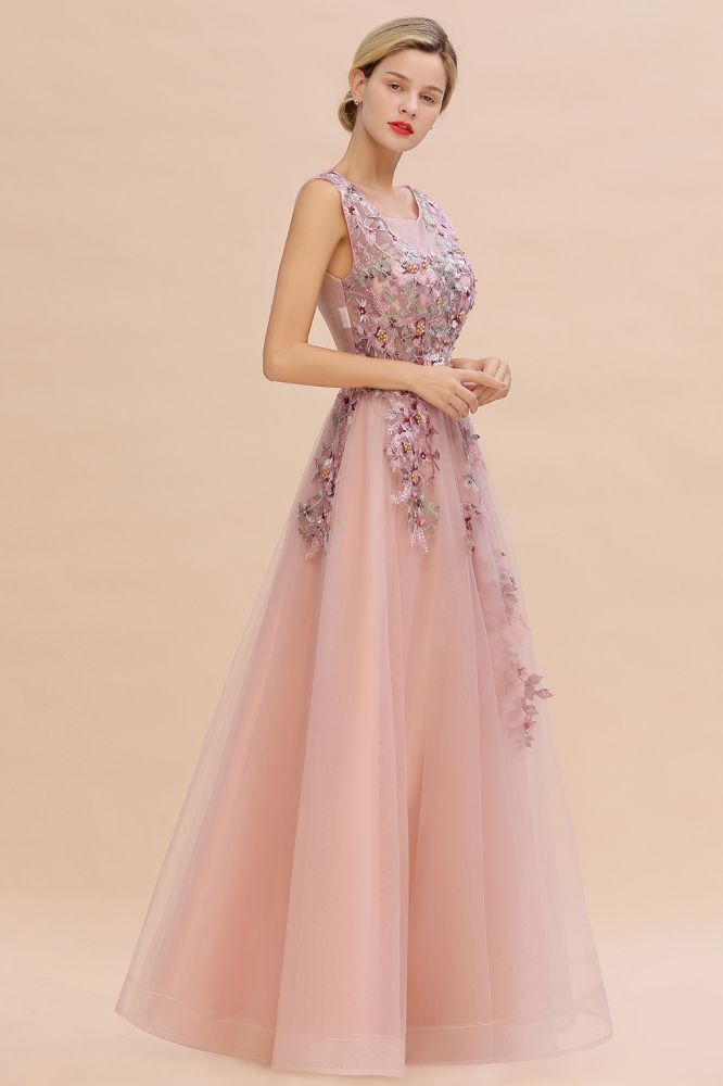 Robe de soirée longue rose poudré sans manches, coupe trapèze, ornée d'appliqués de tulle et de dentelle.
