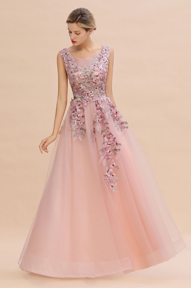 Robe de soirée longue rose poudré sans manches, coupe trapèze, ornée d'appliqués de tulle et de dentelle.