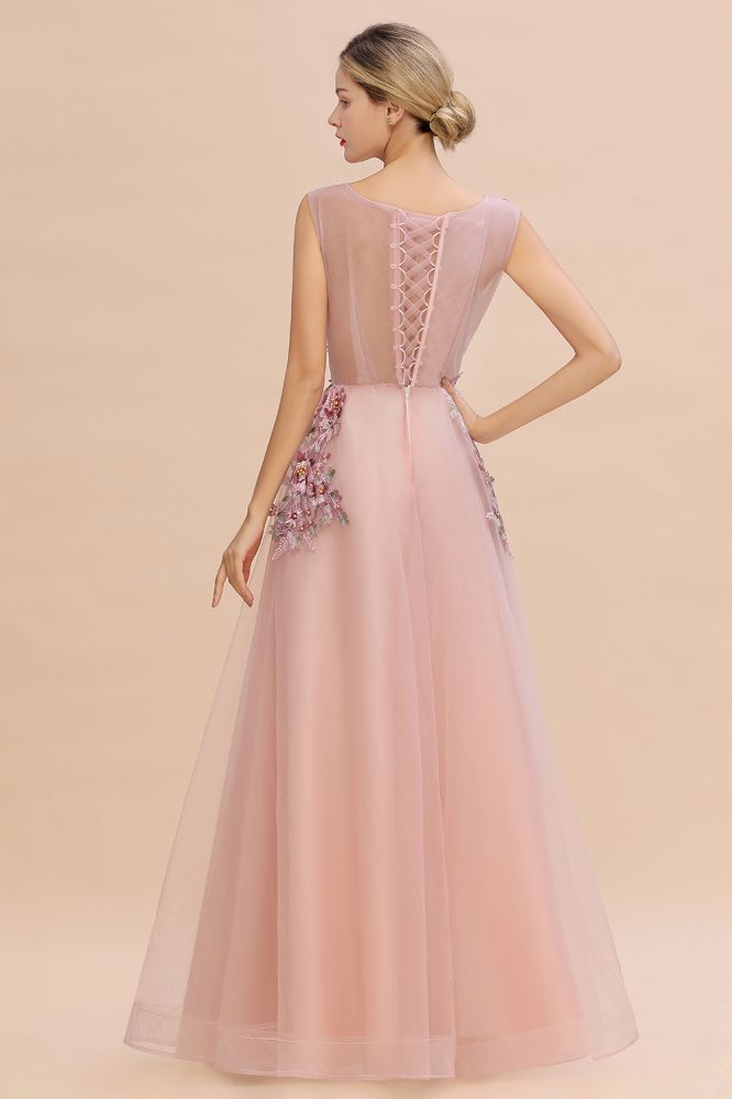 Robe de soirée longue rose poudré sans manches, coupe trapèze, ornée d'appliqués de tulle et de dentelle.