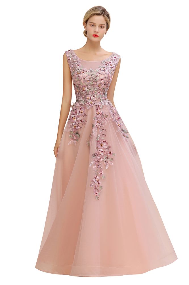 Robe de soirée longue rose poudré sans manches, coupe trapèze, ornée d'appliqués de tulle et de dentelle.