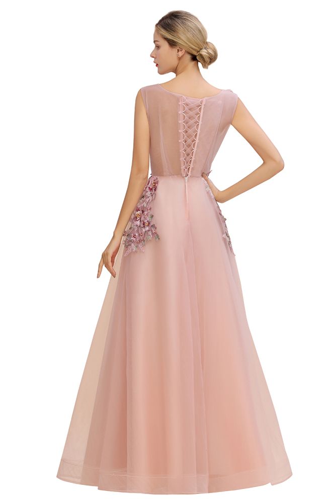 Robe de soirée longue rose poudré sans manches, coupe trapèze, ornée d'appliqués de tulle et de dentelle.