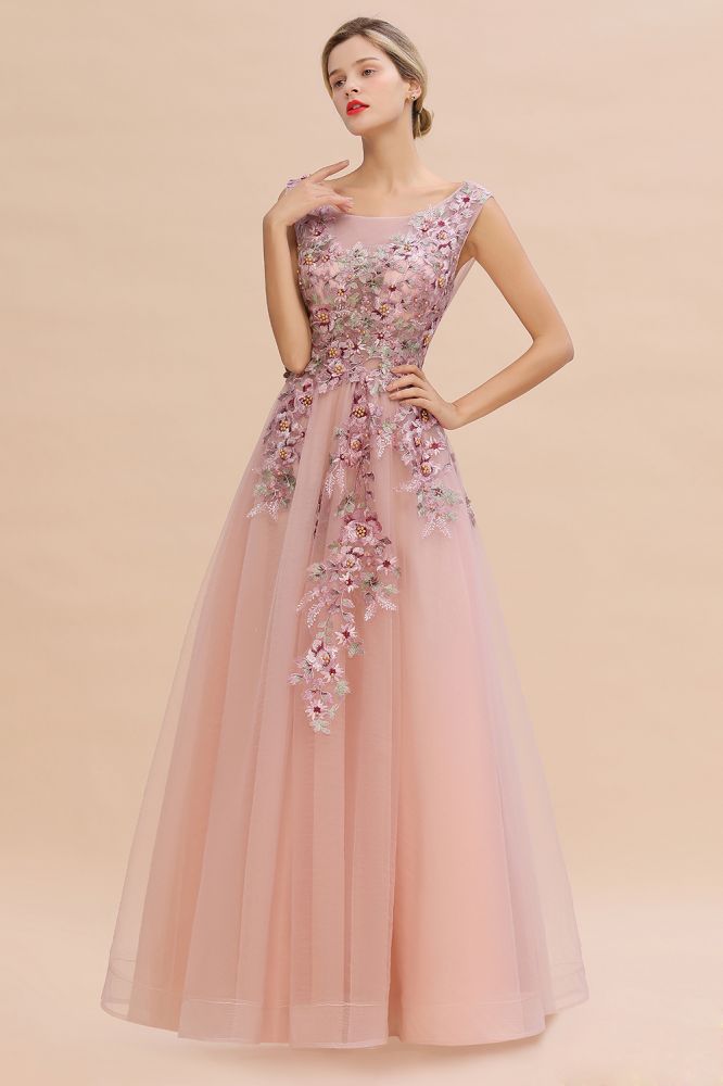 Robe de soirée longue rose poudré sans manches, coupe trapèze, ornée d'appliqués de tulle et de dentelle.