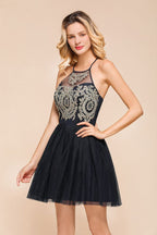 Robe de bal mini sans manches en tulle ornée d'appliqués