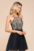 Robe de bal mini sans manches en tulle ornée d'appliqués