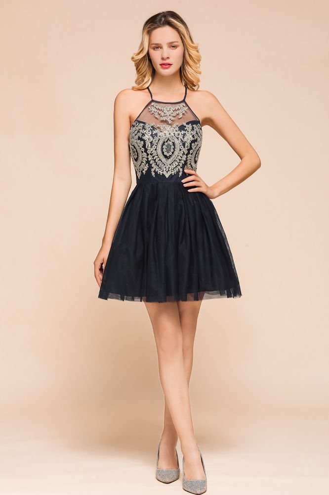 Robe de bal mini sans manches en tulle ornée d'appliqués