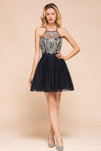 Robe de bal mini sans manches en tulle ornée d'appliqués