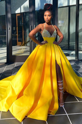 Robe de bal sans manches à bretelles fines et dos nu ornée de perles