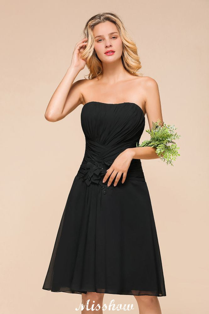 Vestido corto de dama de honor sin mangas para ocasiones especiales, ideal para eventos de etiqueta.