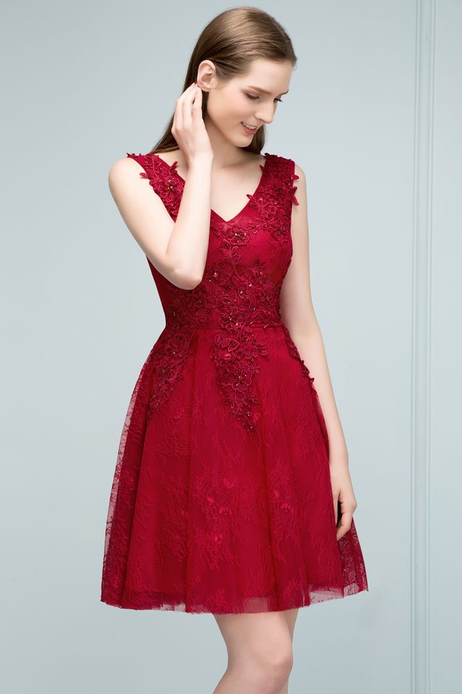 Robes de bal courtes sans manches en tulle à col V et dentelle appliquée, coupe trapèze, sans manches.