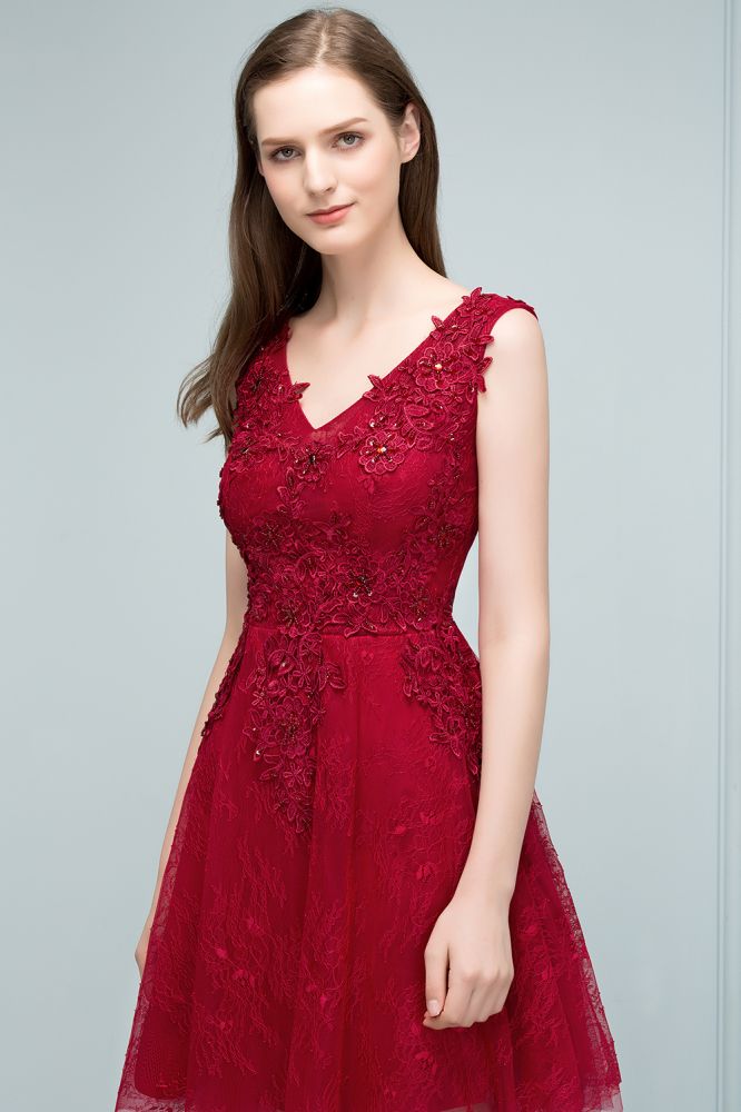 Robes de bal courtes sans manches en tulle à col V et dentelle appliquée, coupe trapèze, sans manches.