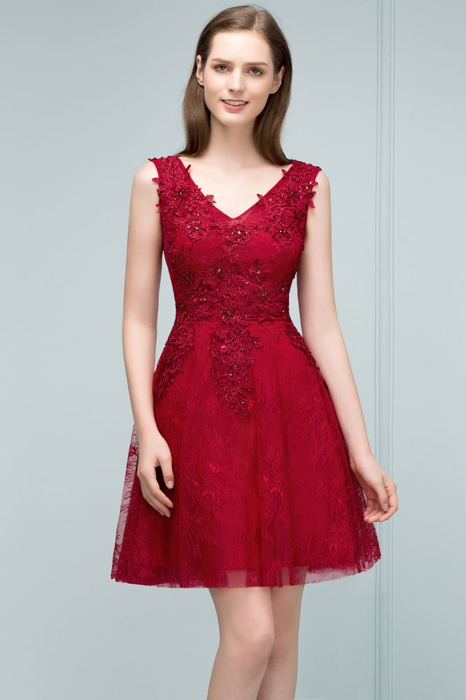 Robes de bal courtes sans manches en tulle à col V et dentelle appliquée, coupe trapèze, sans manches.