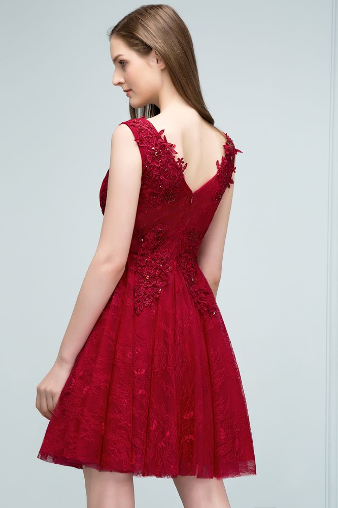 Robes de bal courtes sans manches en tulle à col V et dentelle appliquée, coupe trapèze, sans manches.