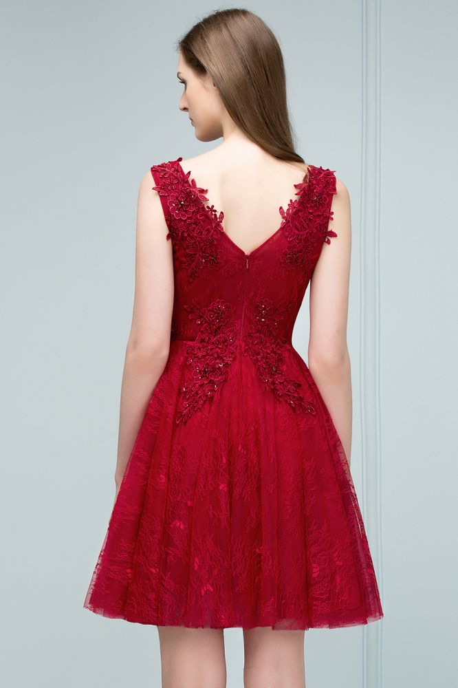 Robes de bal courtes sans manches en tulle à col V et dentelle appliquée, coupe trapèze, sans manches.