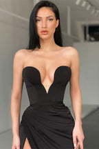 Robe de bal sexy sans manches à décolleté cœur fendu sur le devant et traîne.
