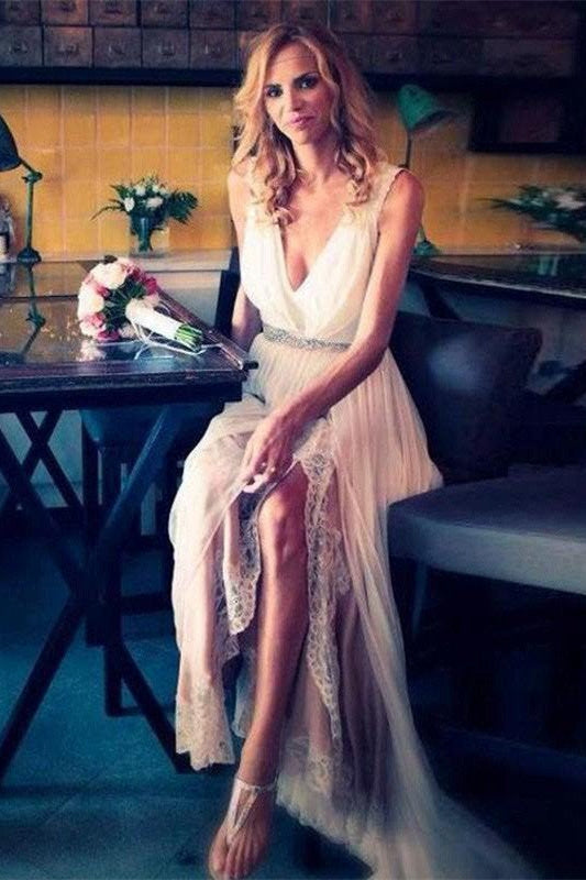 Vestido de novia de gasa con escote en V, sin mangas, cola de barrido y bordado de cuentas