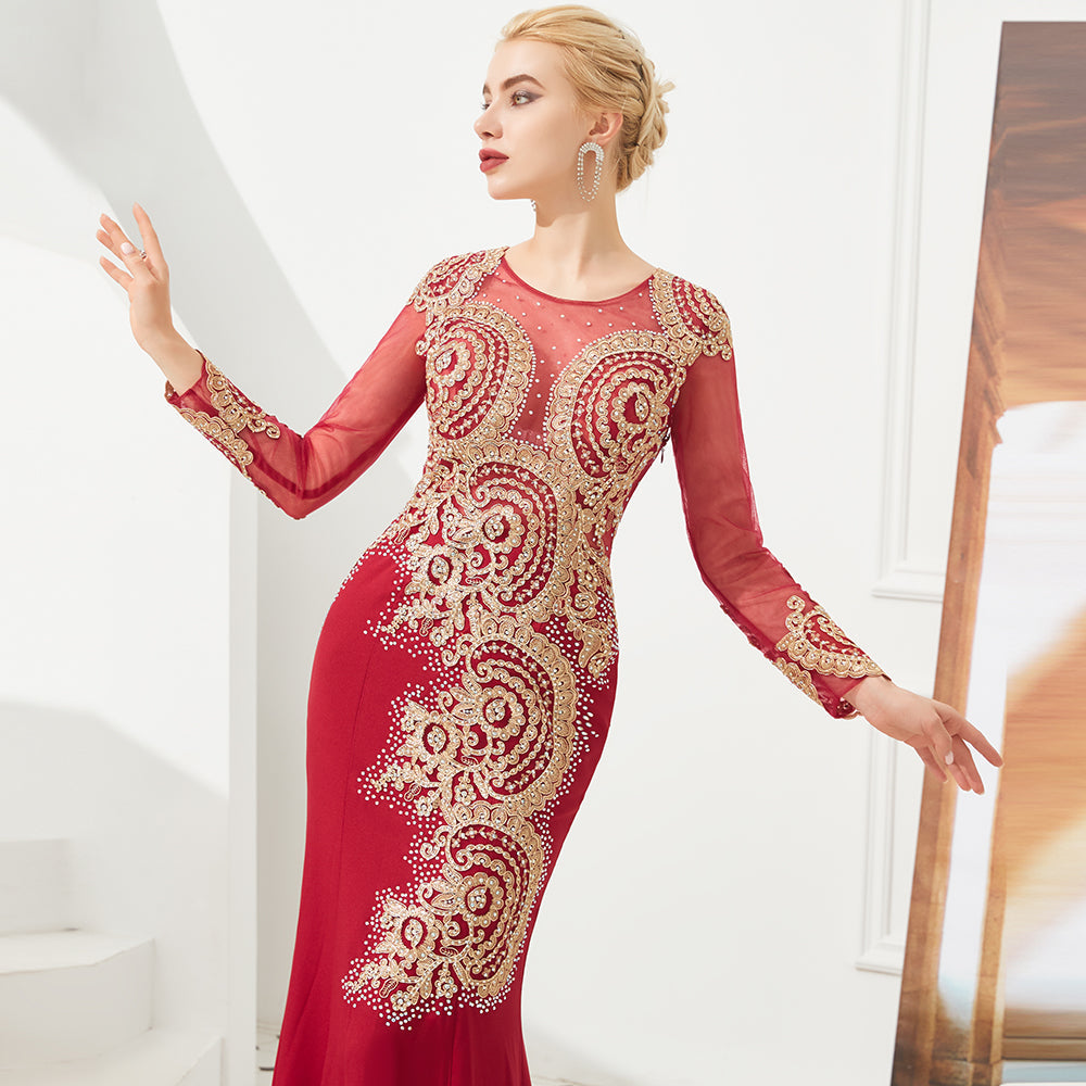 Robe de soirée sirène moulante à manches longues et appliques dorées, longueur au sol.