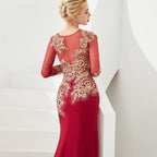 Robe de soirée sirène moulante à manches longues et appliques dorées, longueur au sol.