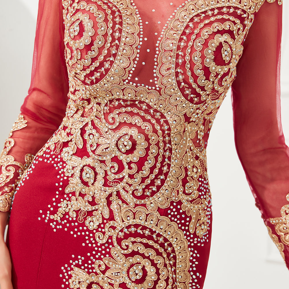 Robe de soirée sirène moulante à manches longues et appliques dorées, longueur au sol.