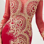 Robe de soirée sirène moulante à manches longues et appliques dorées, longueur au sol.