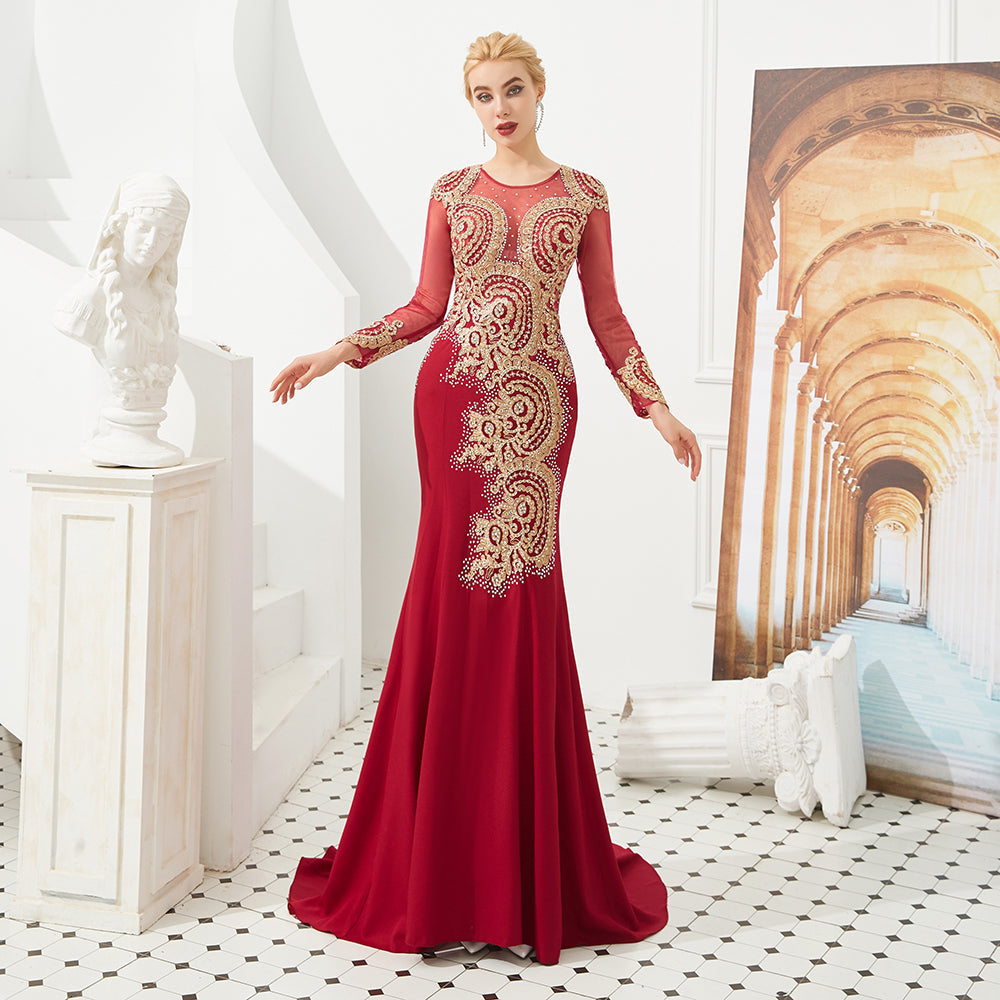 Robe de soirée sirène moulante à manches longues et appliques dorées, longueur au sol.