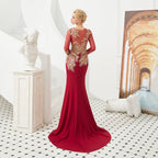 Robe de soirée sirène moulante à manches longues et appliques dorées, longueur au sol.