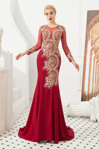 Robe de soirée sirène moulante à manches longues et appliques dorées, longueur au sol.