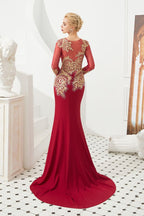 Robe de soirée sirène moulante à manches longues et appliques dorées, longueur au sol.