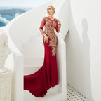 Robe de soirée sirène moulante à manches longues et appliques dorées, longueur au sol.
