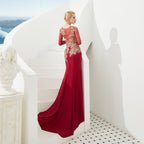 Robe de soirée sirène moulante à manches longues et appliques dorées, longueur au sol.