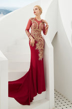 Robe de soirée sirène moulante à manches longues et appliques dorées, longueur au sol.
