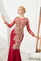 Robe de soirée sirène moulante à manches longues et appliques dorées, longueur au sol.