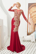 Robe de soirée sirène moulante à manches longues et appliques dorées, longueur au sol.