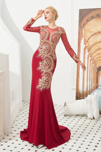 Robe de soirée sirène moulante à manches longues et appliques dorées, longueur au sol.