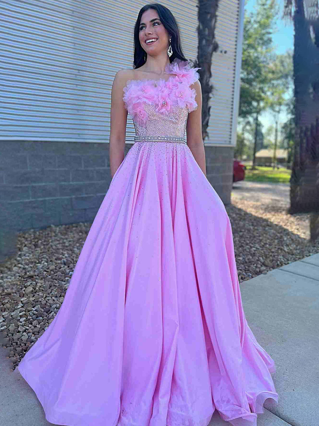 Sophronia | Robe de bal longue asymétrique rose bonbon à perles et fleurs