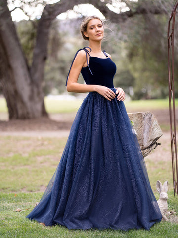 Robe de bal longue en velours et tulle à fines bretelles