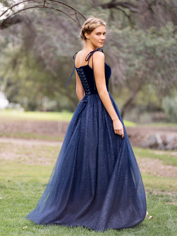 Robe de bal longue en velours et tulle à fines bretelles