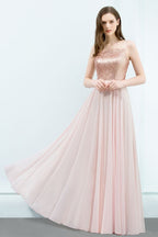 Robe de bal longue en mousseline de soie à bretelles spaghetti et sequins, coupe trapèze, longueur au sol.